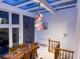 T&K Apartments - Komfortables Haus - 8 Zimmer - 6min zur MESSE，位于杜塞尔多夫的酒店