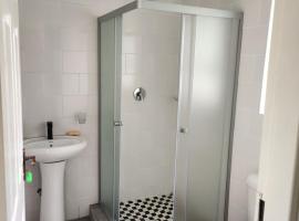 Idube Power Hub Guest House，位于伯诺尼的酒店