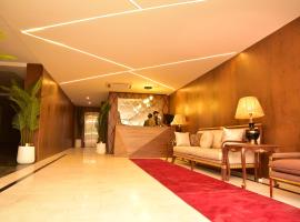 Tom's Luxury Hotel，位于白沙瓦的酒店