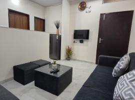 The Comfort Spot Fully Furnished 1BHK，位于印多尔的酒店
