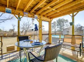 1 Mi to Boat Ramp Peaceful Deal Island Home!，位于Chance的酒店
