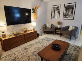 3BR Oasis with Pool in Cocoa，位于可可的酒店