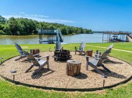 Pelican Estates Lake House at Cedar Creek Lake，位于Log Cabin的酒店