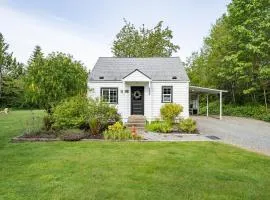 Relaxing Farm Retreat- Fresh Eggs with Every Stay!