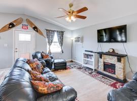 Kingman Vacation Rental with Private Yard and Fire Pit，位于金曼的酒店