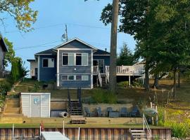 Pure Michigan at Pine Lake - Swim, Boat, Fun!，位于Plainwell的酒店