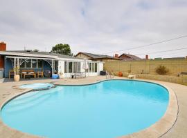 10 Mi to Redondo Beach Carson Home with Pool Table!，位于卡森的酒店
