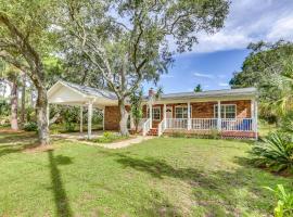 2 Mi to Mashes Sands Beach Quiet Home with Dock!，位于Panacea的酒店