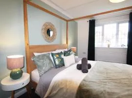 4 Bedroom House Near Manchester Airport, Wythenshawe Hospital and Trafford Centre