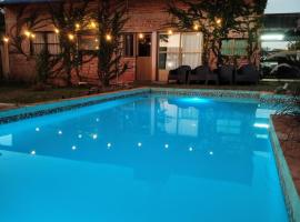 Casa con piscina, monte y selva en Misiones，位于里科港的酒店