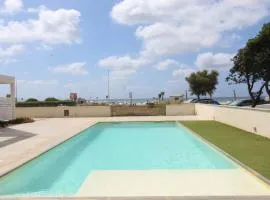 Sea & Pool Apartment