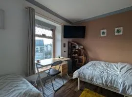 R5 - Triple Room Retreat - Near Beach, Parks, Trails, City - WIFI, Free Parking - Self Catering
