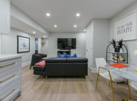 Stunning 2 bedroom - Oakville Prime Location，位于奥克维尔的酒店