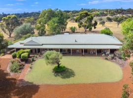 5 Bedroom 5 Bathroom Kinvarra Park Lodge，位于Vasse的酒店