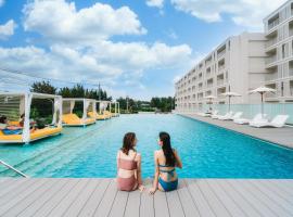 BEB5 Okinawa Seragaki by Hoshino Resorts，位于恩纳的带停车场的酒店
