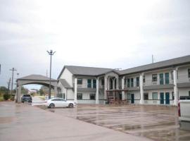 Days Inn & Suites by Wyndham Gonzales TX，位于Gonzales的酒店