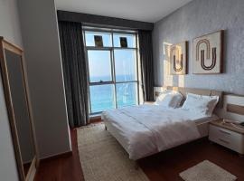 Blue Horizon Stays at Ajman Corniche，位于阿吉曼的带按摩浴缸的酒店