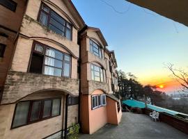 Himachal Pradesh Inn Pal-ace With mountain view hotel，位于西姆拉的酒店