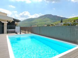 וילה סוגנו עם בריכה מחוממת מקורה וג'קוזי וממ"ד פרטי，位于马格达拉的酒店