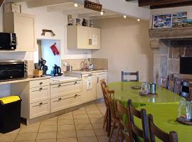 Maison spacieuse à Bertignat avec jardin et espace jeux,，位于Bertignat的酒店