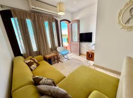 Exquisite 1BR Chalet with Pool & Beach Front El Gouna，位于赫尔格达的酒店