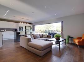 Luxury house in The New Forest，位于Sway的酒店