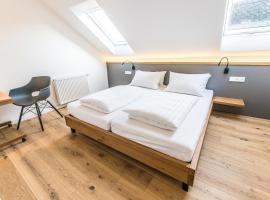 BG Living & Hosting - Historisches Ferienhaus "Saustall" im Zentrum von Wittlich - Nähe Mosel & Eifel, Privatparkplatz, WLAN, bis 4 Personen，位于维特利希的酒店