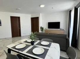Spacious New 1 Bed with Balcony - by HostMT