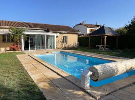 Maison de plein pieds avec jardin et piscine , location à la semaine，位于Vic-en-Bigorre的酒店