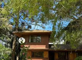 Casa serrana frente al valle