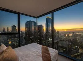 3BR with 180 Degrees Ocean and City Views, Pool, Spa and Gym