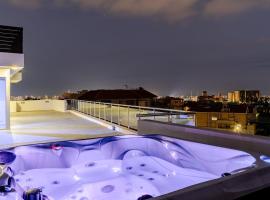Penthouse with outdoor hottub，位于利马索尔的酒店