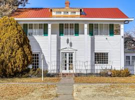 Half-Mi to Atwood Lake Spacious Home!