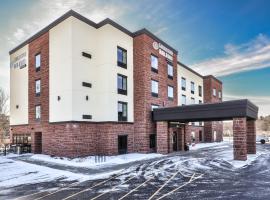 Cobblestone Hotel & Suites - Rhinelander，位于Rhinelander的酒店