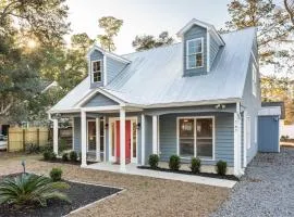 8-Guest Cozy Escape with Fire Pit & Hot Tub!