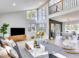 Waterfront Troy Home with Private Boat Dock!，位于Troy的酒店