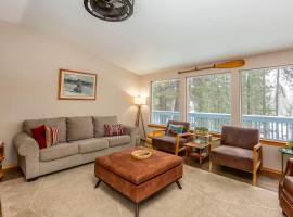 River Run Getaway Private Dock Pet Friendly Kayaks，位于本德的酒店
