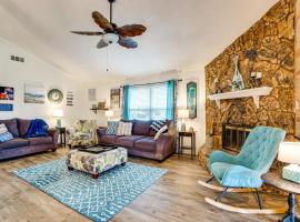Waterfront Lake Tawakoni Home with Yard and Fire Pit，位于East Tawakoni的酒店