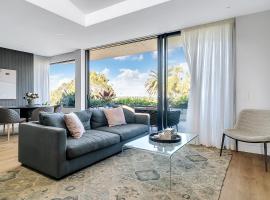 New Penthouse with Ocean & Golf Course Views，位于Collaroy的酒店