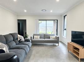 Convenient and Peaceful 4BR New House in Gregory Hills，位于Narellan的酒店
