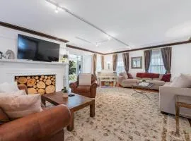- King Bed - Massive Yard - Fully-Equipped Condo -