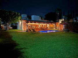 Casa nueva en Lomas de Cocoyoc, alberca climatizada, PET friendly，位于Texcalpan的酒店
