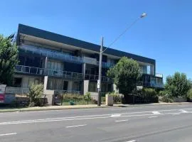 Glen Waverley Modern Apt near Syndal Station