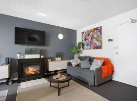 Beach-Side Studio Apt with parking spot，位于墨尔本的海滩酒店