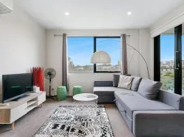 Cozy & Convenient Bundoora Apt withparking
