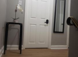 Harmony Room with private bathroom by the Airport，位于Darby的酒店