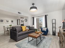 Cozy UF Condo - Near Shands UF VA on Archer Road !，位于盖恩斯维尔的酒店