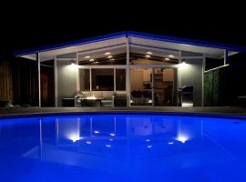 Redwood Oasis - Private Heated Pool by State Park!，位于Felton的酒店