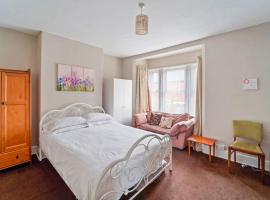 Convenient 4 Bed Homely Retreat in Wolverhampton，位于伍尔弗汉普顿的酒店