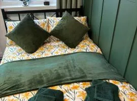 Cosy Studio Near Park and Town